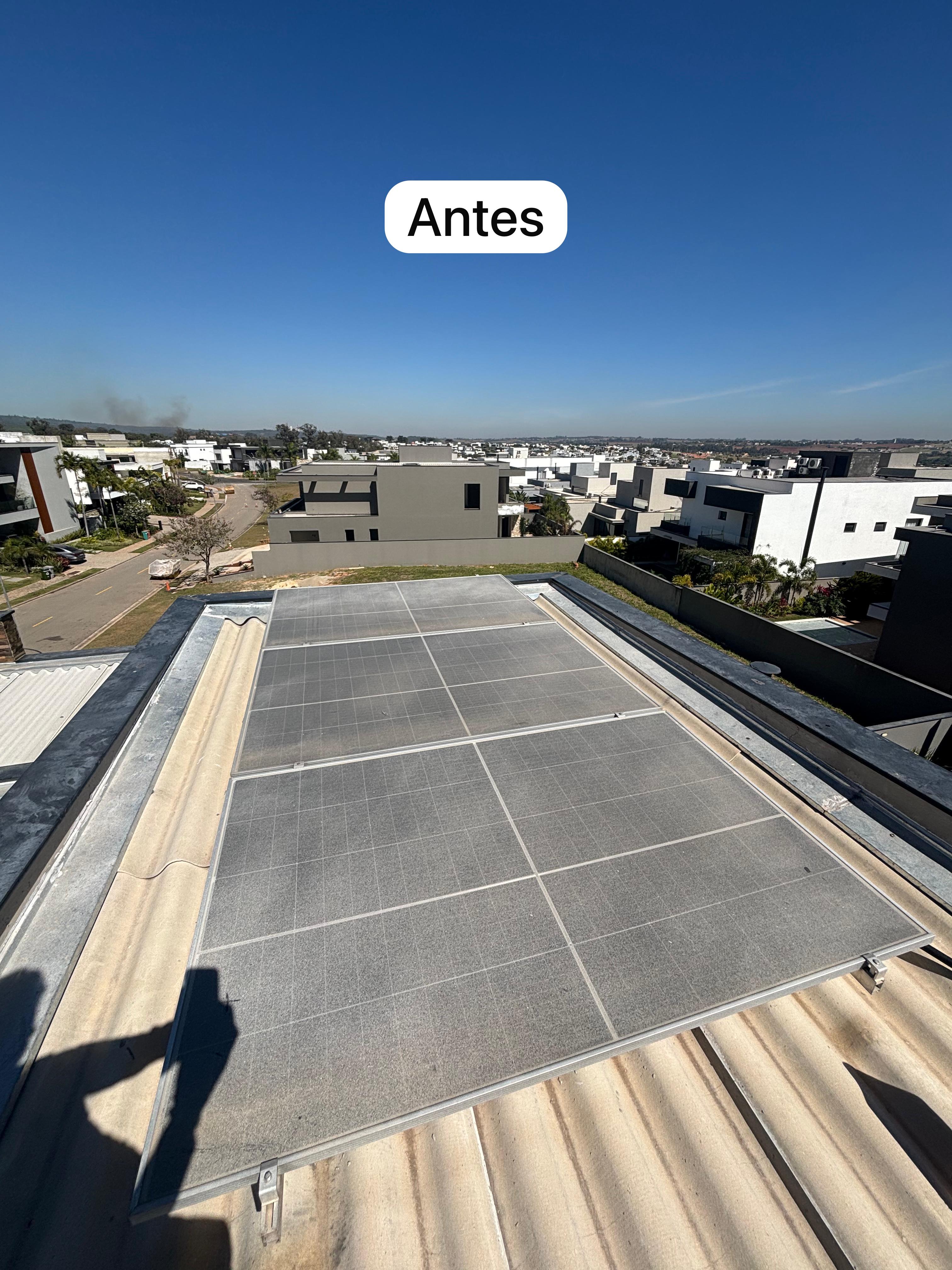 Telhado com sistema de energia solar