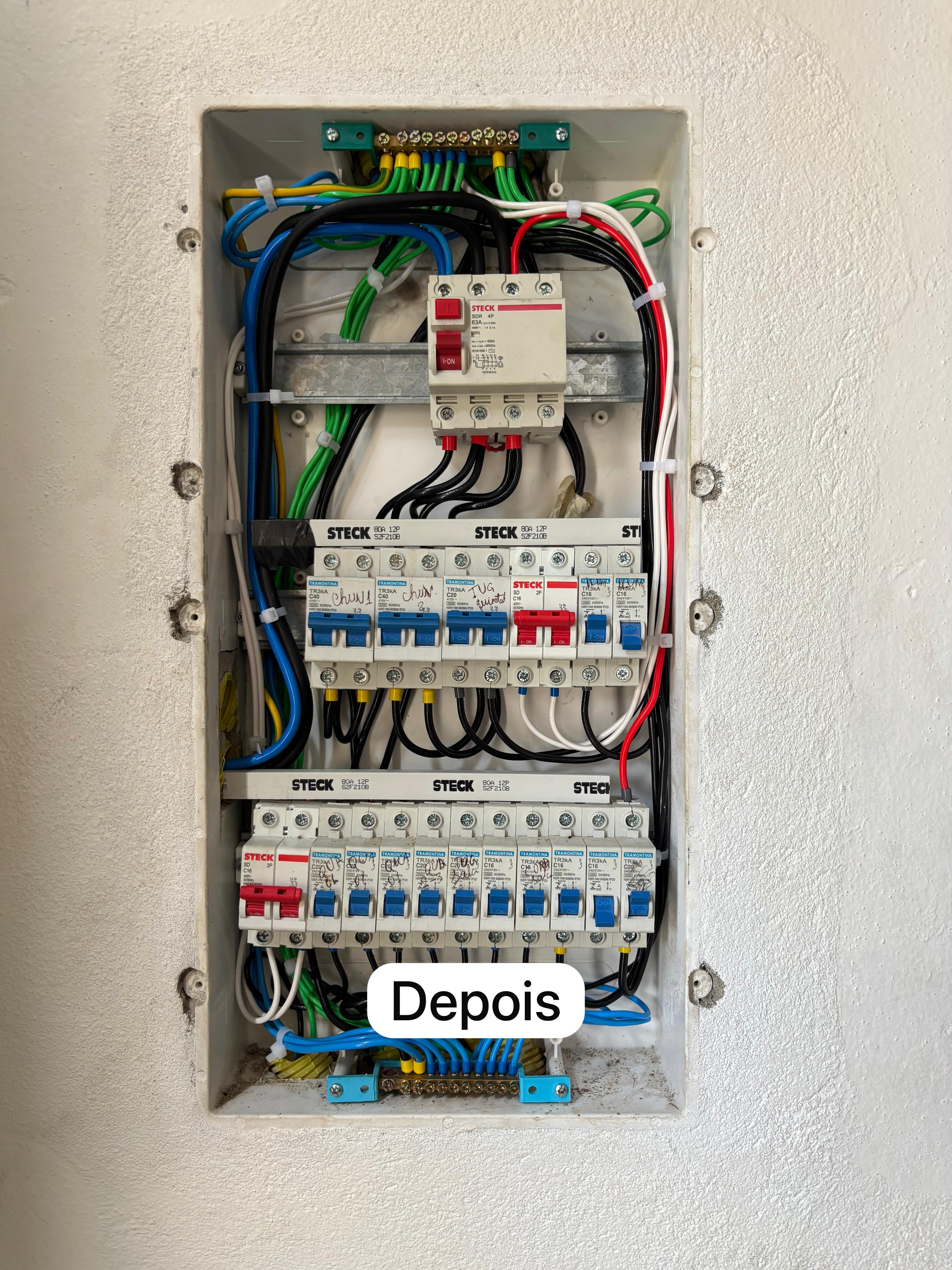 Quadro elétrico antes do serviço