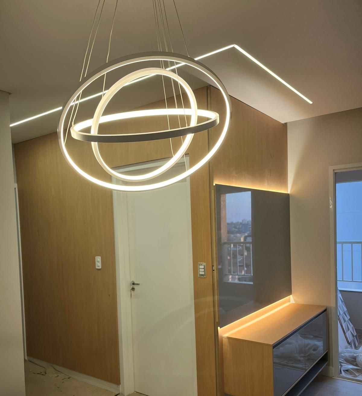Sala com iluminação de LED moderna e lustre circular